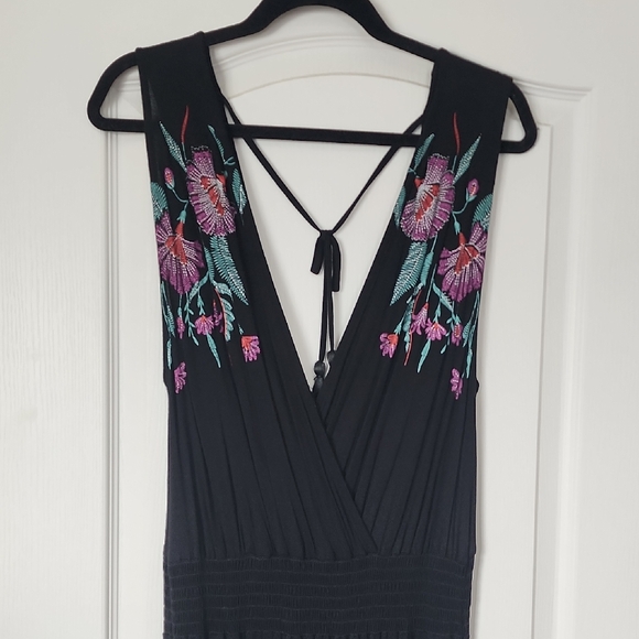 Elegant Black Maxi Dress with Floral Embroidery - Picture 1 of 9